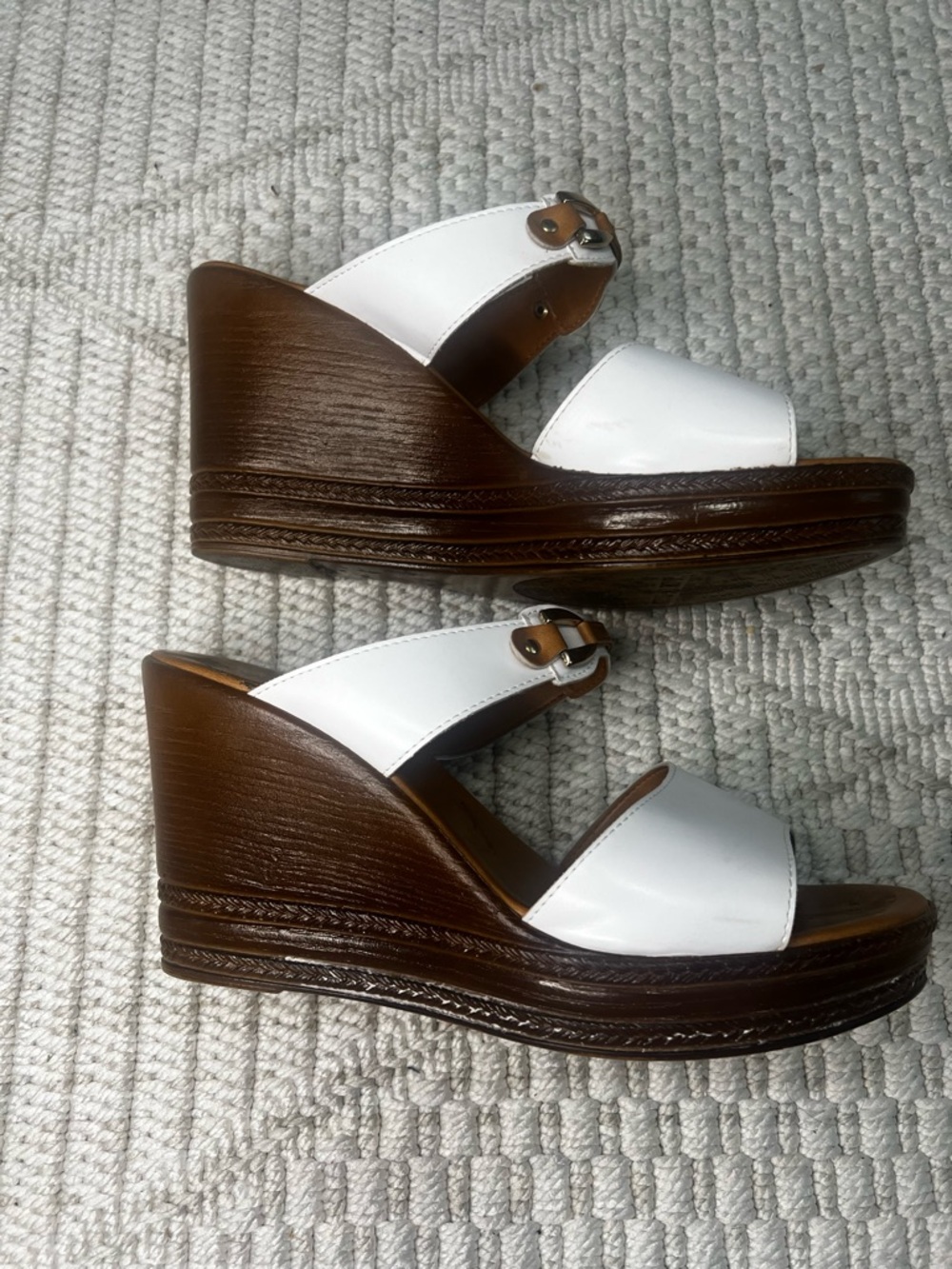 Italian Shoemakers White Wedge Sandals Gold Buckle Detail Size 10M - Picture 3 of 9